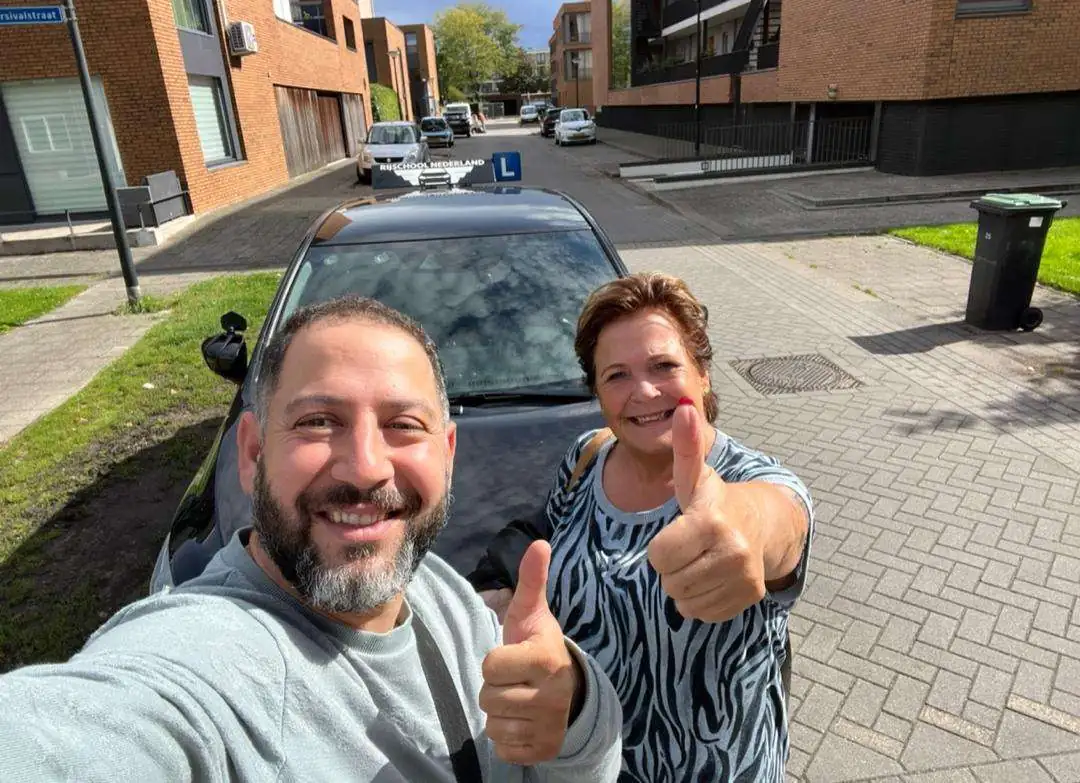 Geslaagde leerling met haar rijinstructeur